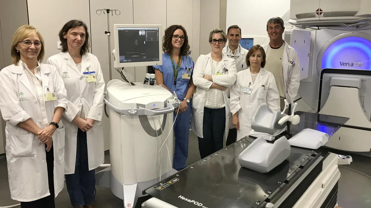Equipo de radioterapia del Virgen Macarena dirigido por la doctora Eloísa Bayo, primera por la izquierda