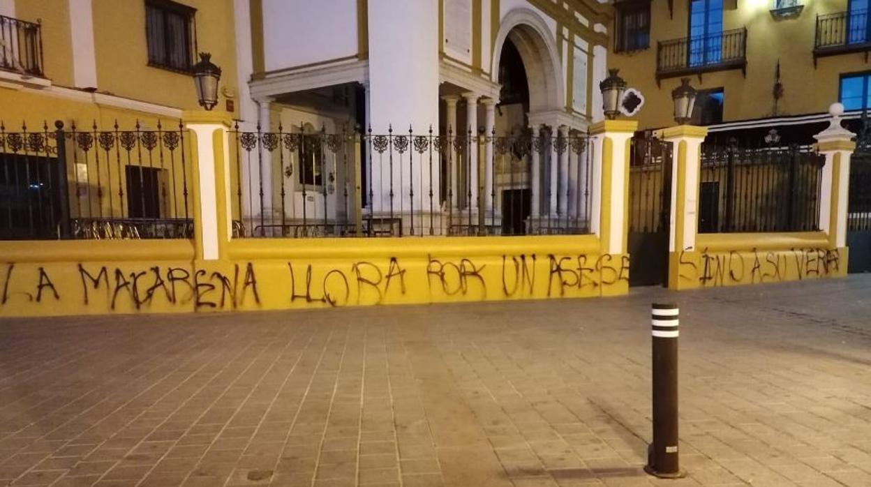 Pintadas en el muro que delimita el recinto de la basílica de la Macarena