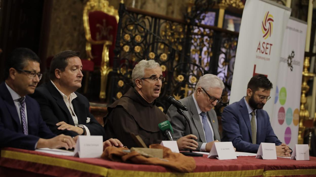 De izquierda a derecha, Rafael Domínguez, Gustavo Medina, Juan Dobado, Francisco Guerrero y Sergio Raya este lunes en la rueda de prensa celebrada en la iglesia del Santo Ángel