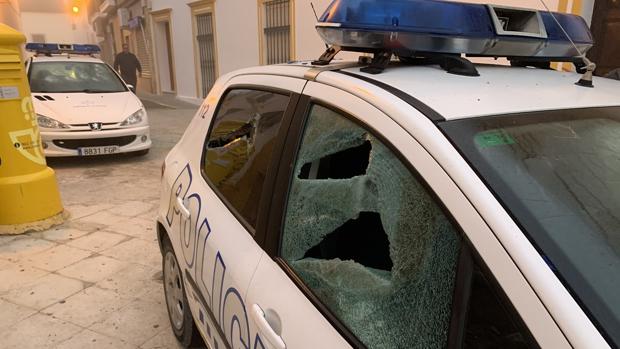 Destrozan dos coches de la Policía Local de Huévar tras la denuncia de la compra de votos