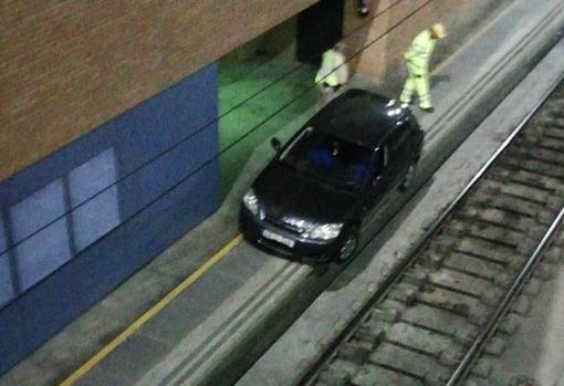 Un conductor despistado circula por la vía del tren hasta llegar a la estación de Santa Justa