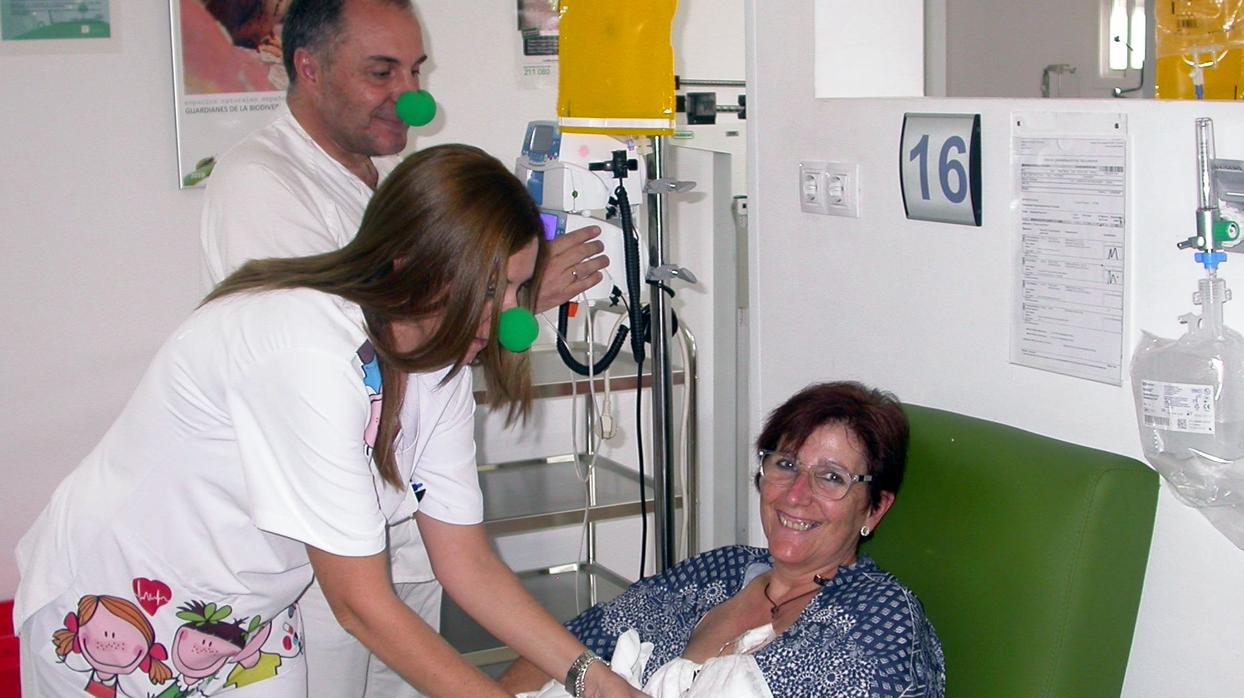 David Pérez, supervisor de Enfermería, atiende a una paciente con una compañera