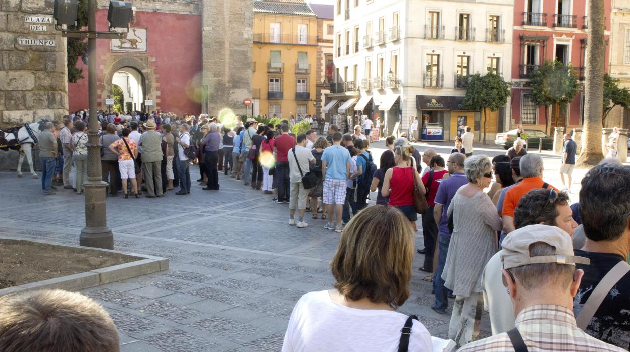 Una cola de turistas en el Alcázar de Sevilla