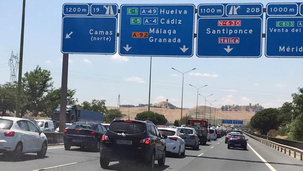 De la A-49 a la AP-4: las horas y carreteras que debes evitar en el puente de Todos los Santos