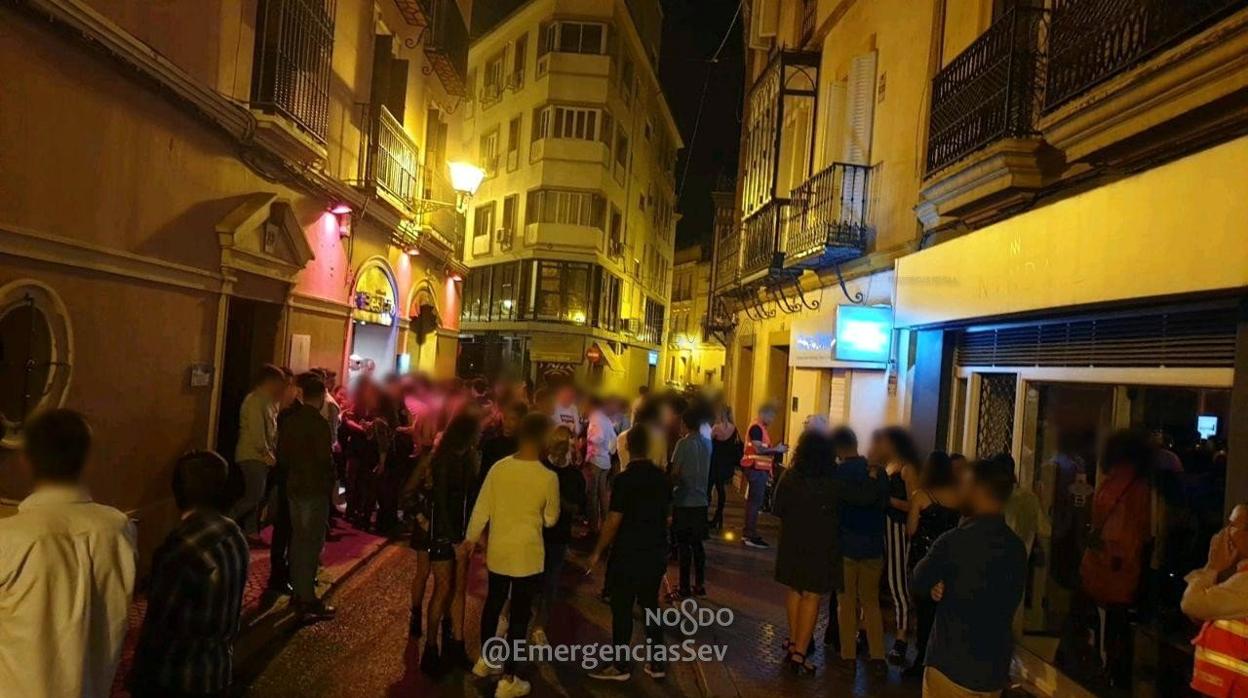 La Policía Local precinta un establecimiento durante la pasada noche de Halloween