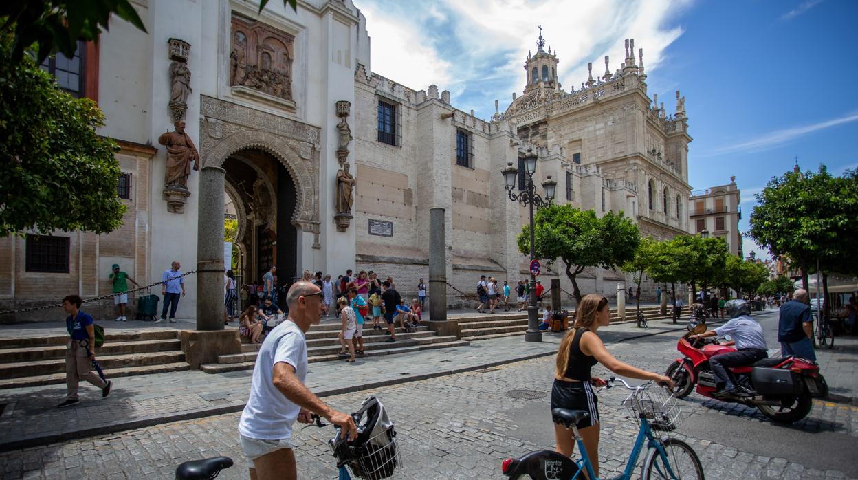 Turistas en el entorno de la catedral de Sevilla