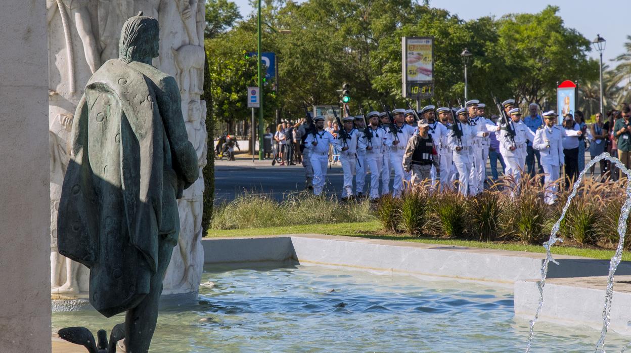 Marineros rindiendo honores ante la estatua de Elcano en Sevilla