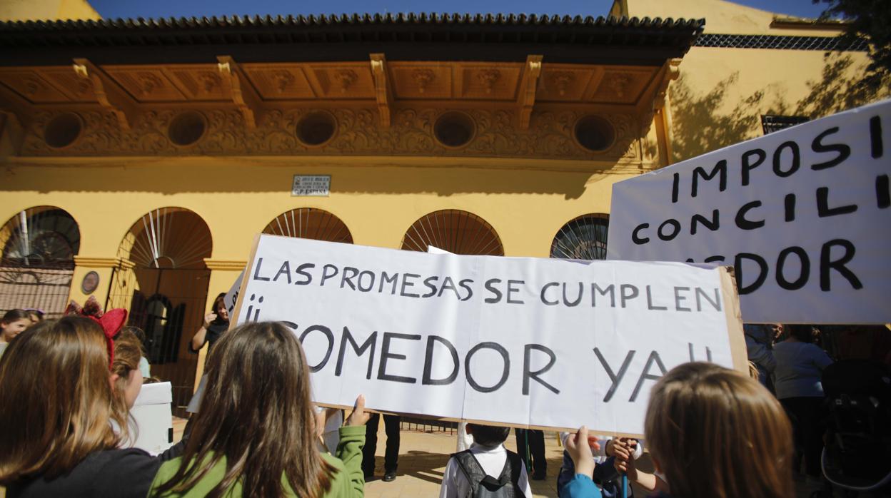 Padres del colegio España pidiendo un comedor