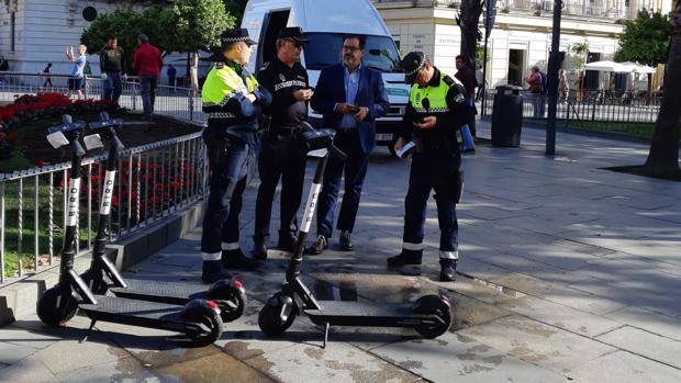 El director del Cecop sale a la calle para supervisar las multas a usuarios de patinetes