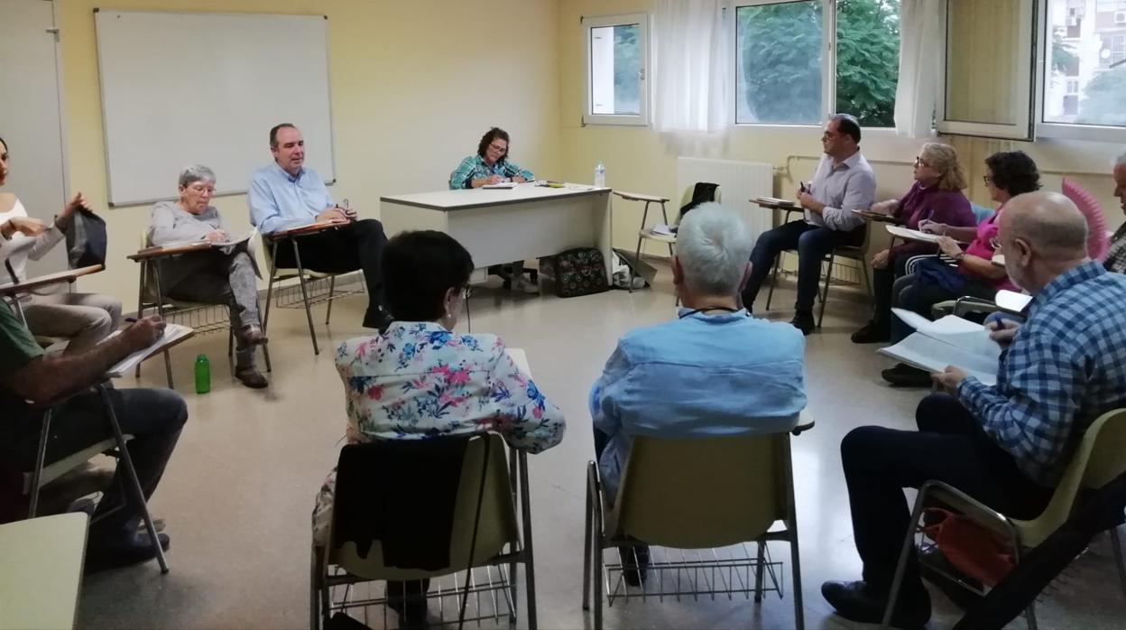 Momento de la reunión de Jaime Bretón con representantes de la plataforma «Nosotross también somos Sevilla»