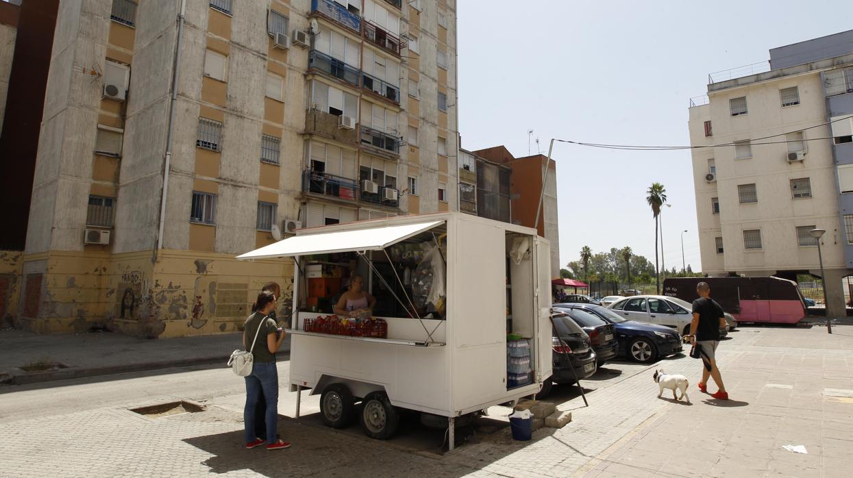 Puesto de venta ambulante en las Tres Mil Viviendas, en el Polígono Sur