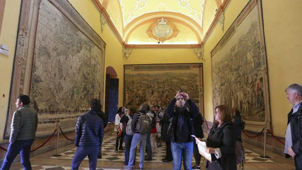 El Alcázar de Sevilla cierra el Salón de los Tapices tras detectarse excrementos de palomas