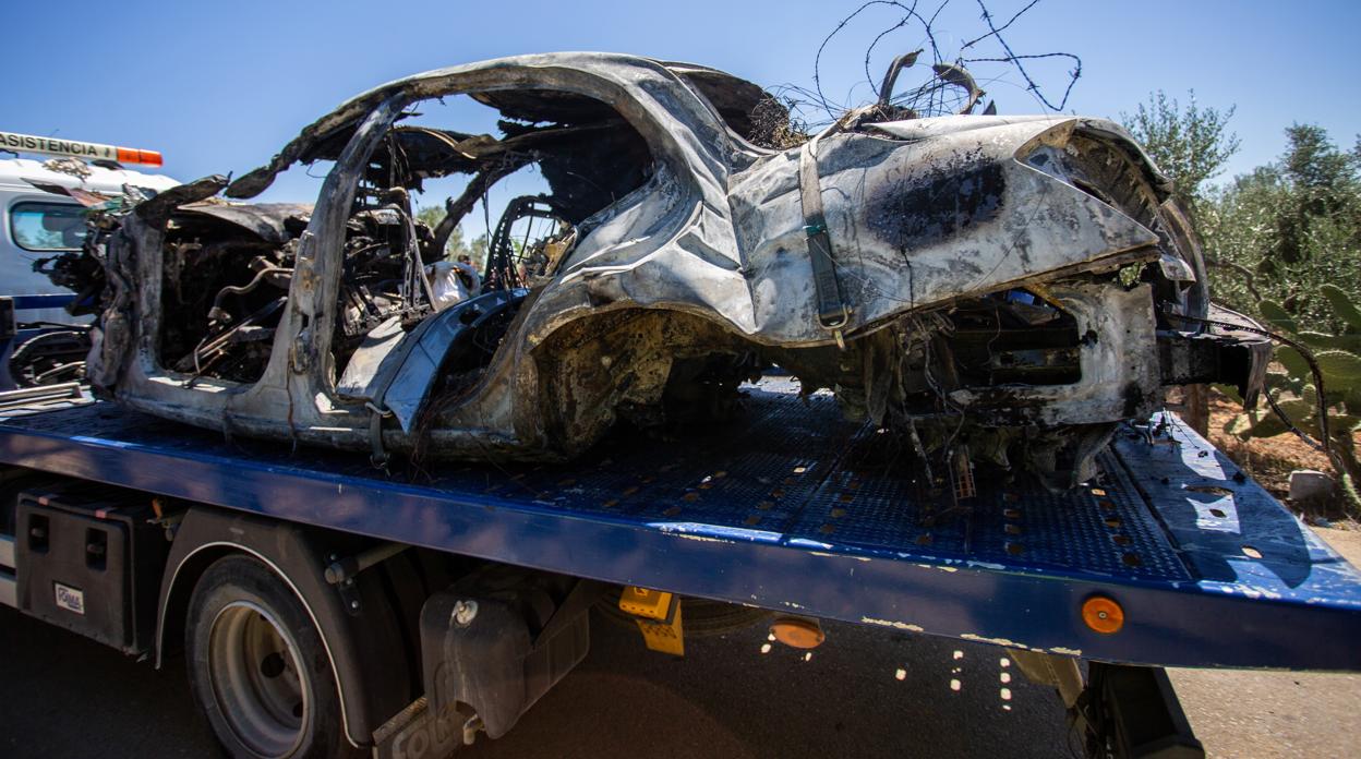 Así quedó el vehículo que conducía Reyes tras el impacto contra unos bloques