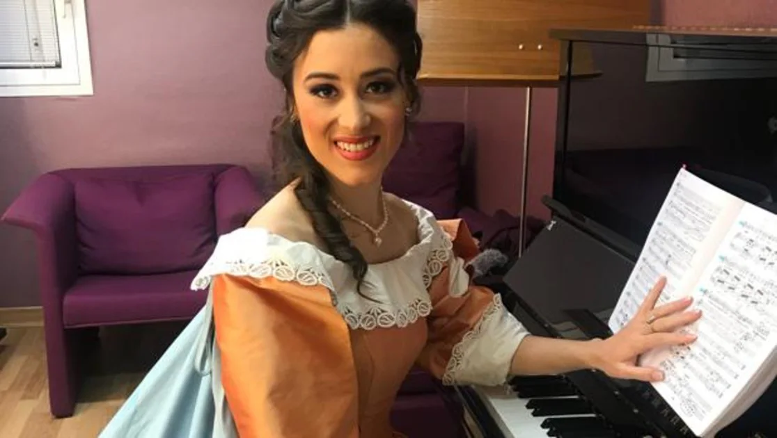 La joven soprano sevillana Leonor Bonilla posa caracterizada junto al piano