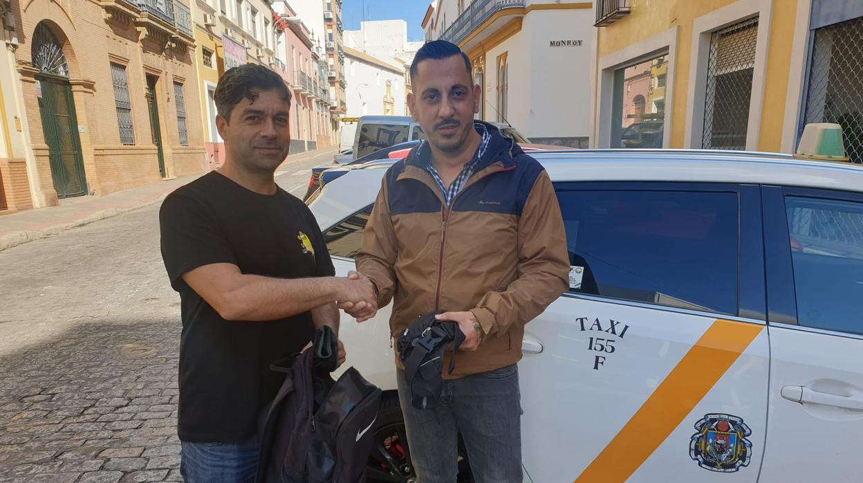 Arriba, a la derecha, Jorge Núñez entregando la mochila a Marcello Domenico que le ha dado 100 euros de propina