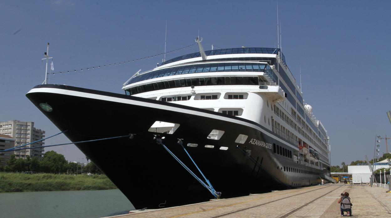 El barco «Azamara Pursuit» atracado en el puerto