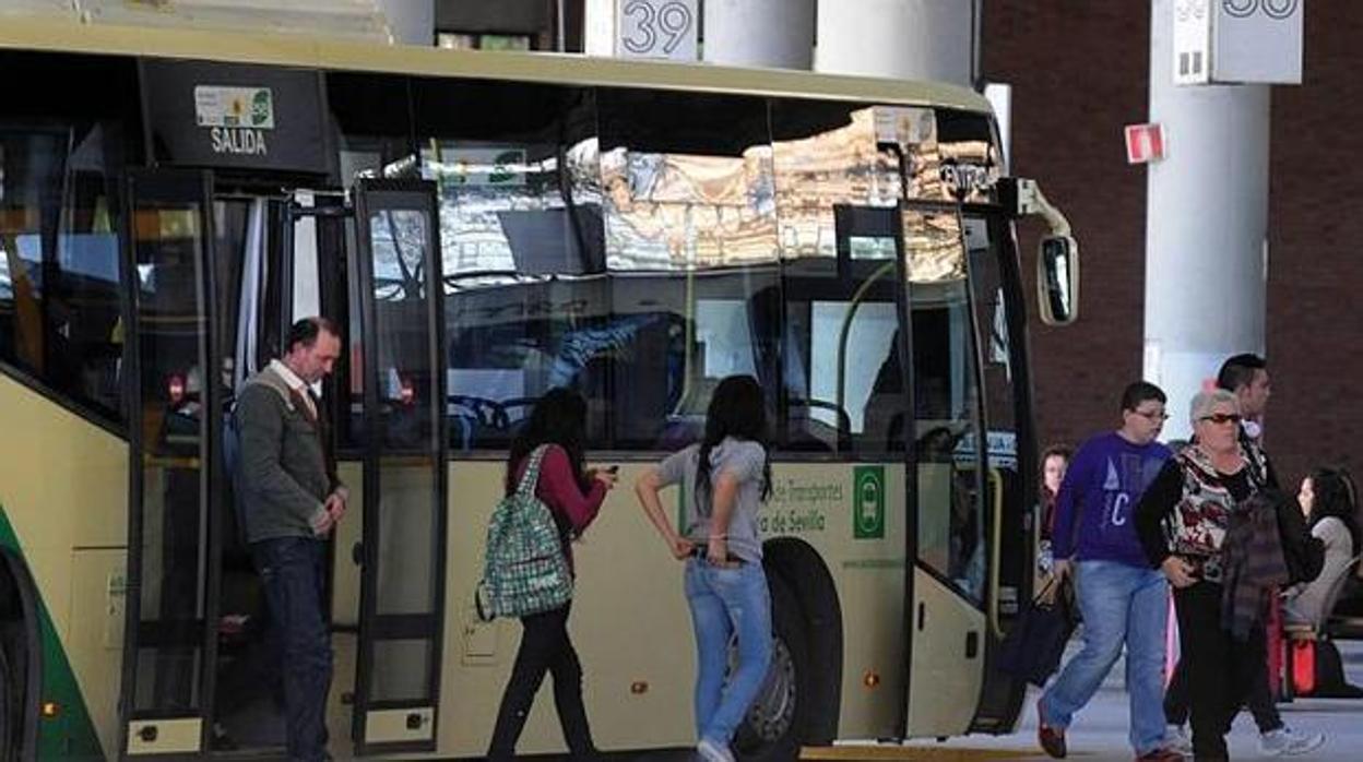 Autobús de la empresa Damas en la estación Plaza de Armas