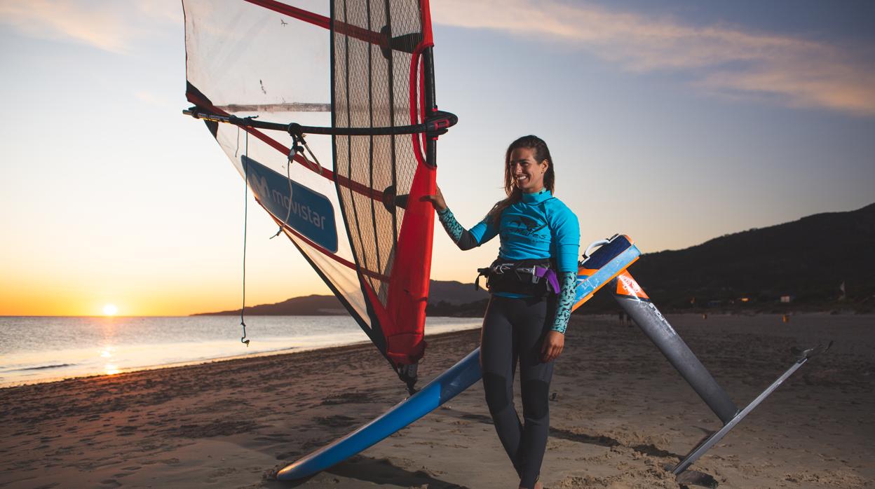 Blanca Alabau vive y entrena en las aguas de Tarifa para buscar alcanzar sus sueños