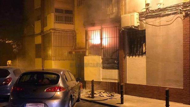 Tres personas hospitalizadas tras incendiarse su vivienda en Sevilla