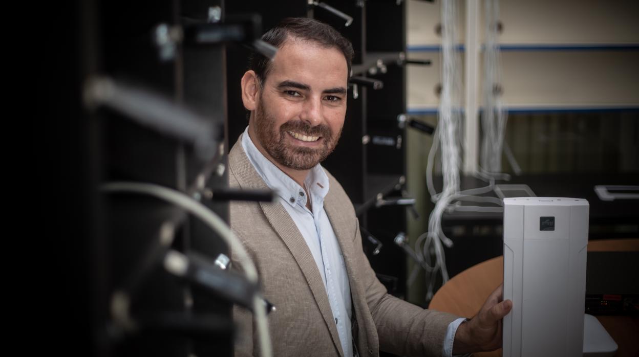 José González Garrido, entre cables, en la oficina-taller de Galgus en Camas