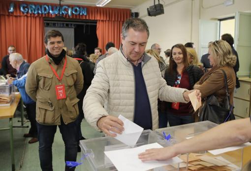 Juan Espadas votando esta mañana en el distrito San Pablo-Santa Justa