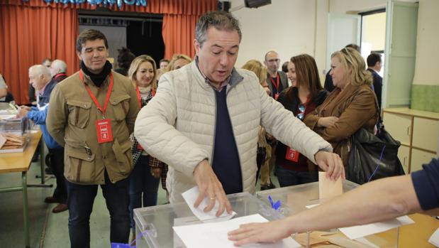 El PP resiste en la capital andaluza, donde el PSOE mantiene su supremacía