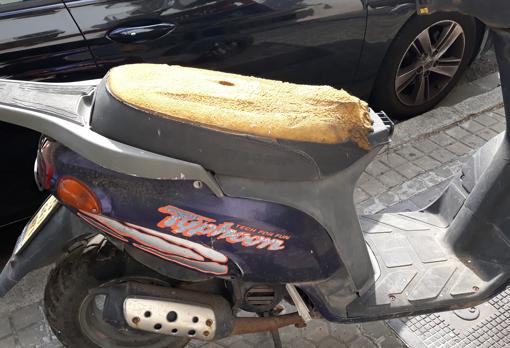 Un coche y una moto llevan años arrumbados en plena vía pública en El Plantinar