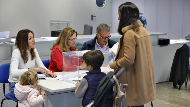 La participación a las 14 horas en las elecciones generales 10N: 3,5% menos de sevillanos han votado