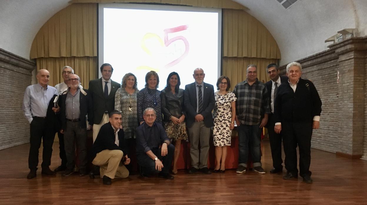 Foto de familia de los médicos intensivistas funadores del grupo Ariam