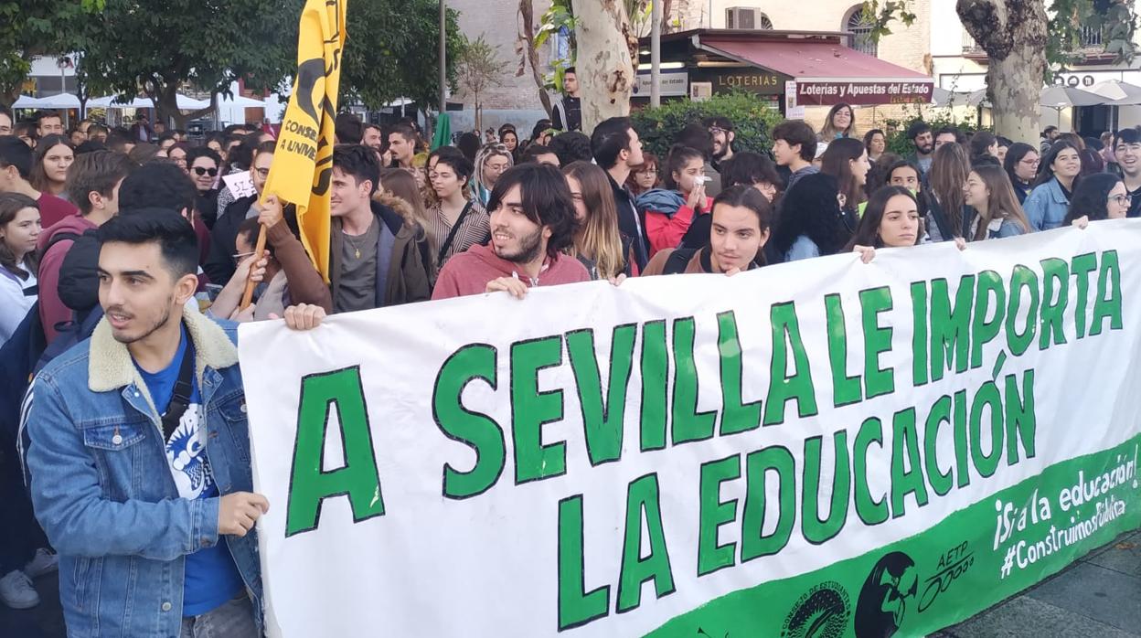 Estudiantes se alinean con los rectores en sus críticas a los recortes de la Junta