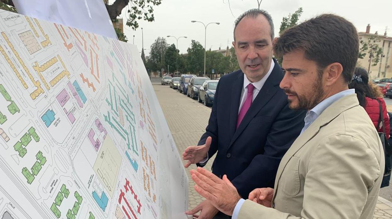 Jaime Bretón y Beltrán Pérez esta mañana tratando de los problemas del barrio