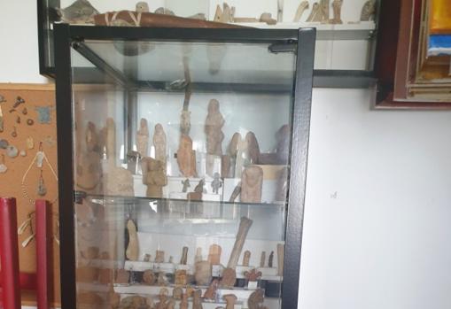Una de las vitrinas donde guardaba las piezas en su casa el coleccionista detenido
