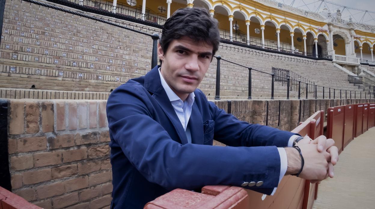 Aguado, en el callejón de la plaza de toros de Sevilla, en cuyo anillo cinceló su triunfo