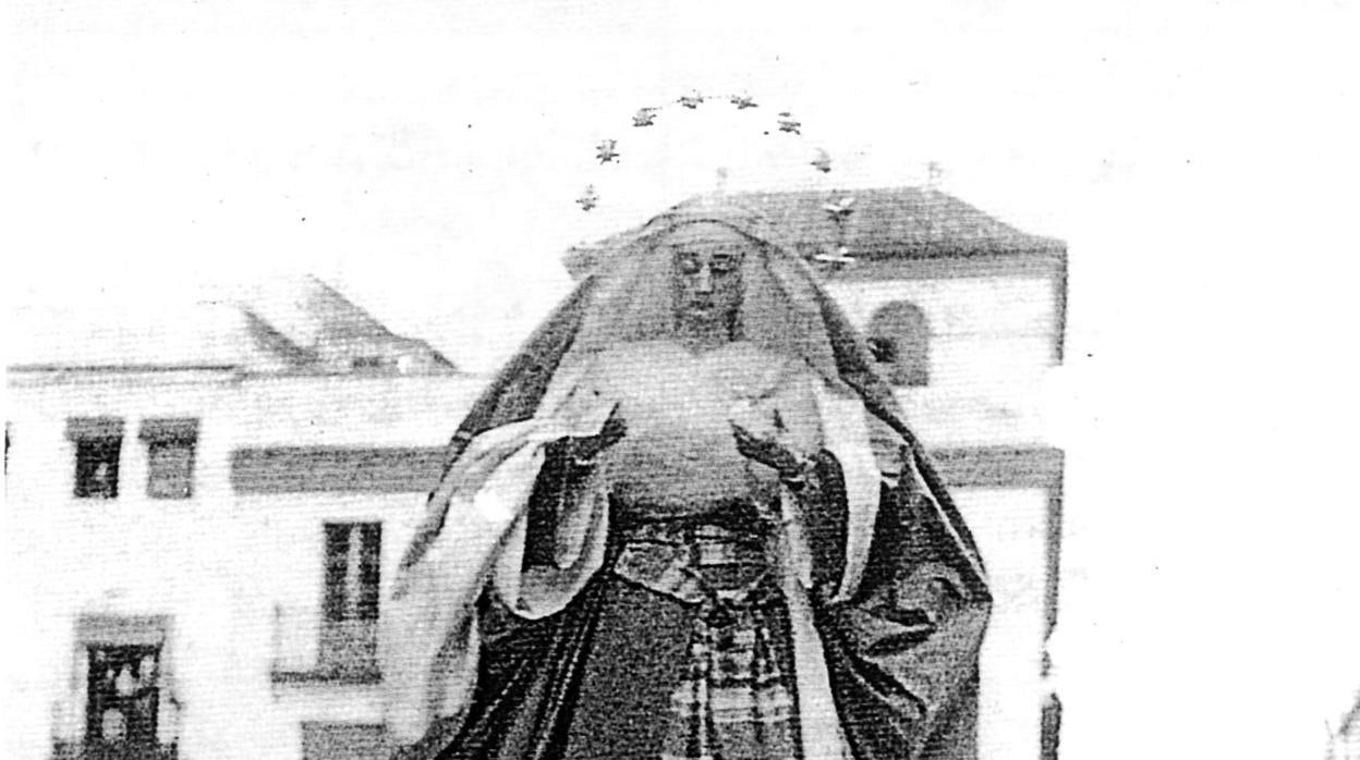 Romero Murube, llevando la manigueta delantera izquierda de las andas de la Virgen de la Soledad durante su traslado a San Jerónimo en la Santa Misión de 1965