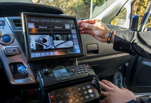 La consola central del coche patrulla que recibe toda la información