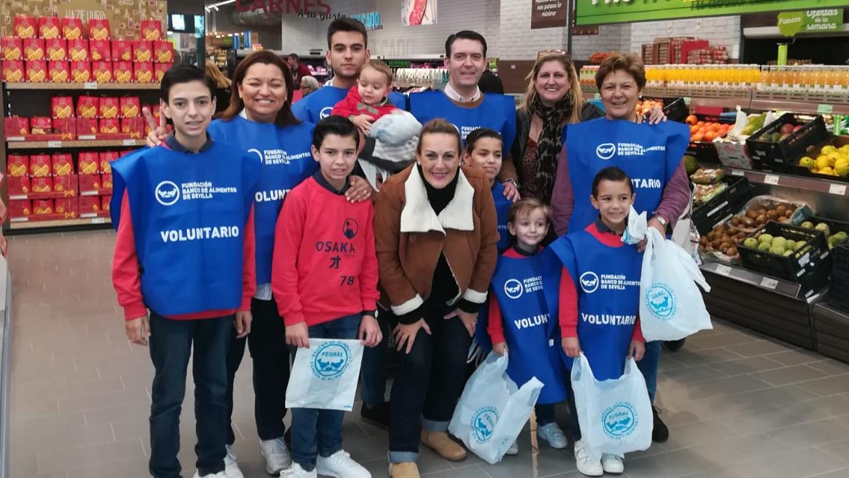 La familia sevillana con siete hijos que participa como voluntaria en la Gran Recogida