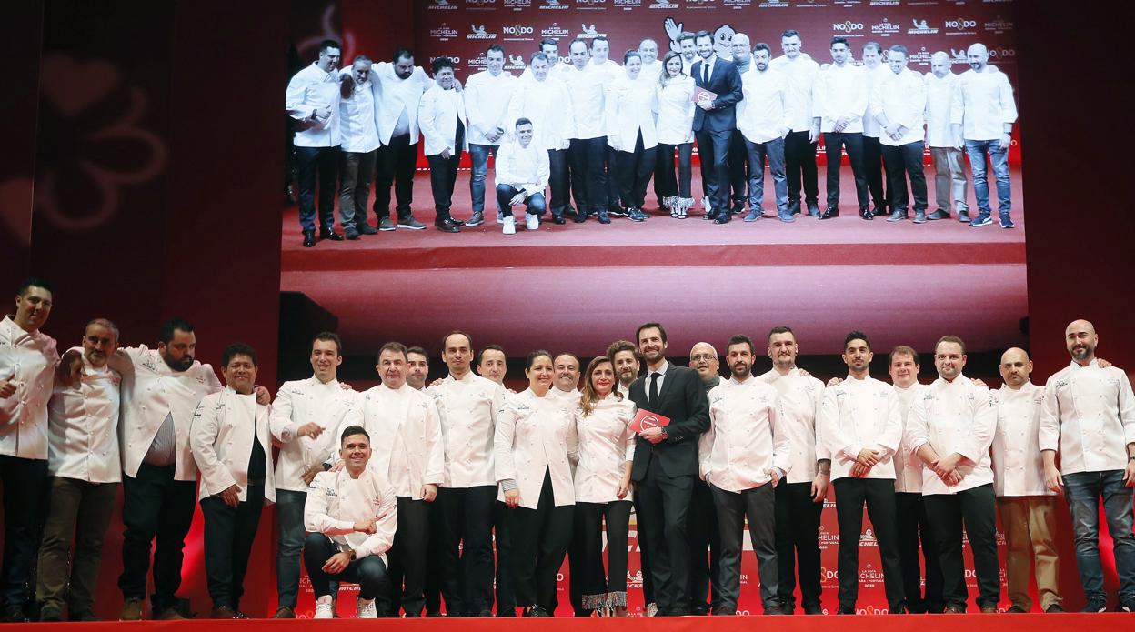 Chefs premiados en la gala de la Guía Michelín que ha tenido lugar en el teatro Lope de Vega de Sevilla