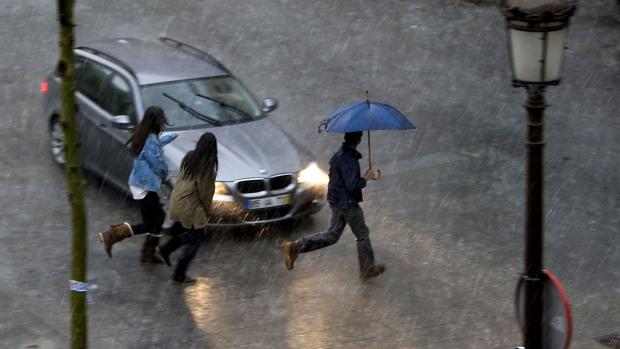 Una conductora ebria embiste a un coche de novios en la Plaza Nueva de Sevilla