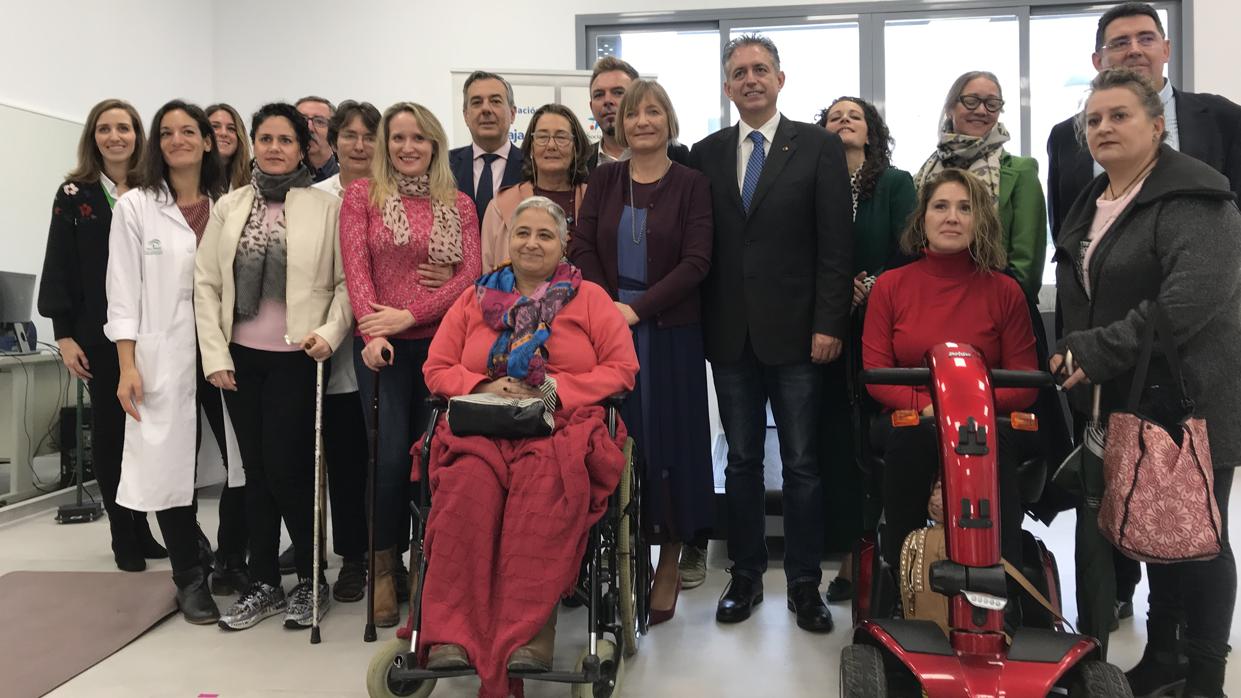 Equipo multidisciplinar y pacientes en el nuevo Neurolab-Lázaro del hospital sevillano