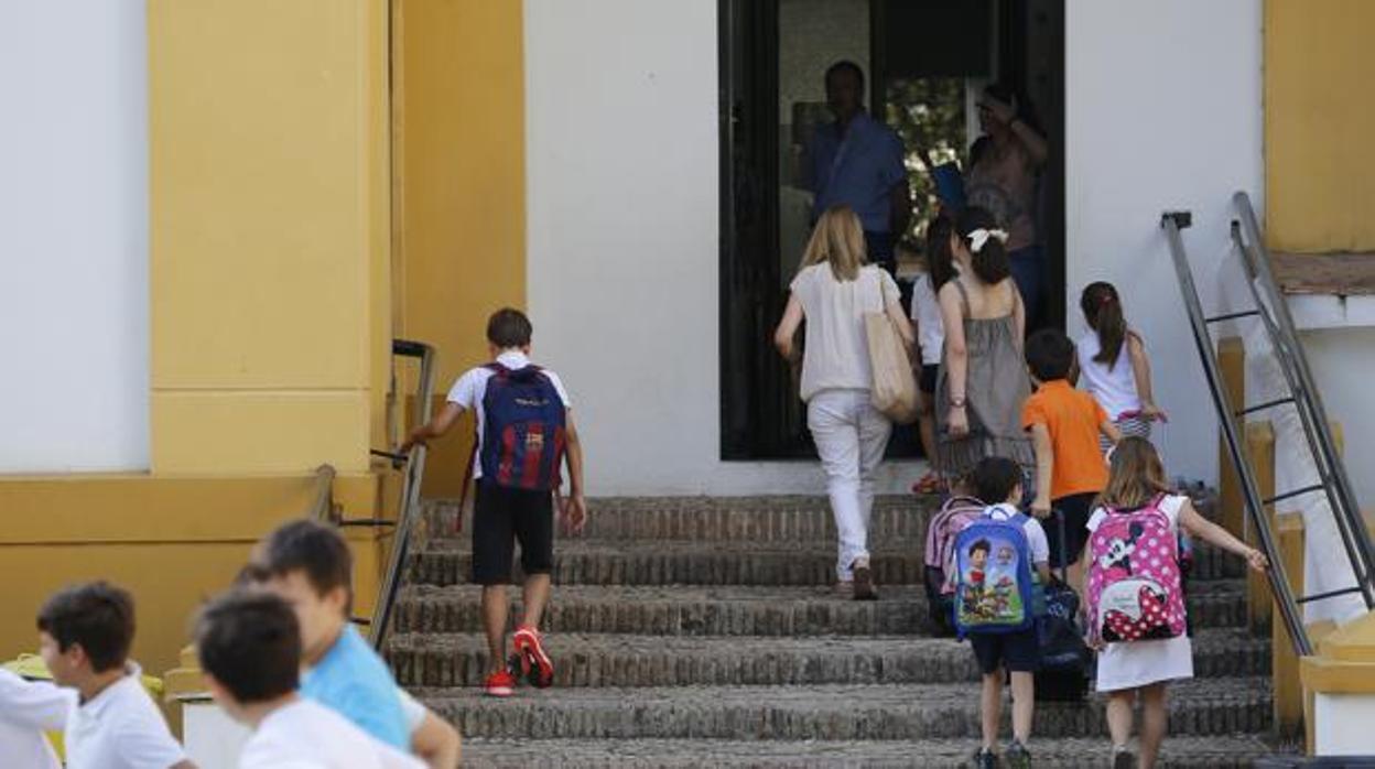 Alumnos a la entrada de un centro educativo