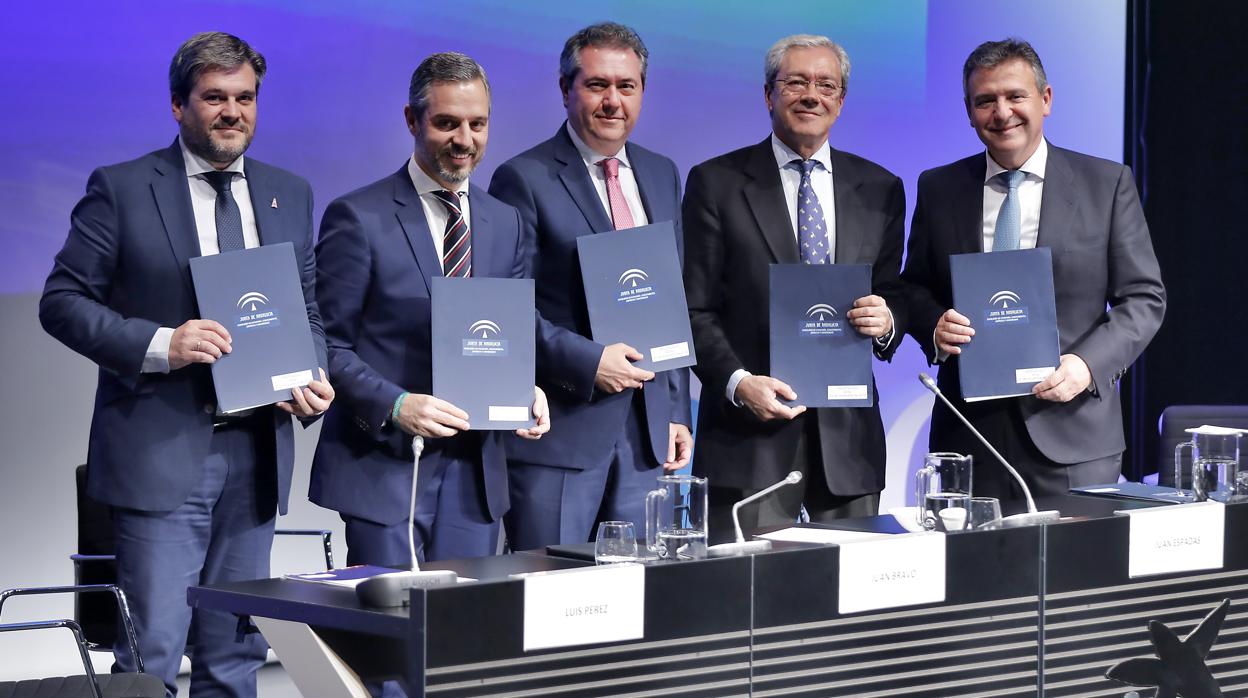 Luis Pérez, Juan Bravo, Juan Espadas, Rogelio Velasco y Francisco Arteaga, tras la firma