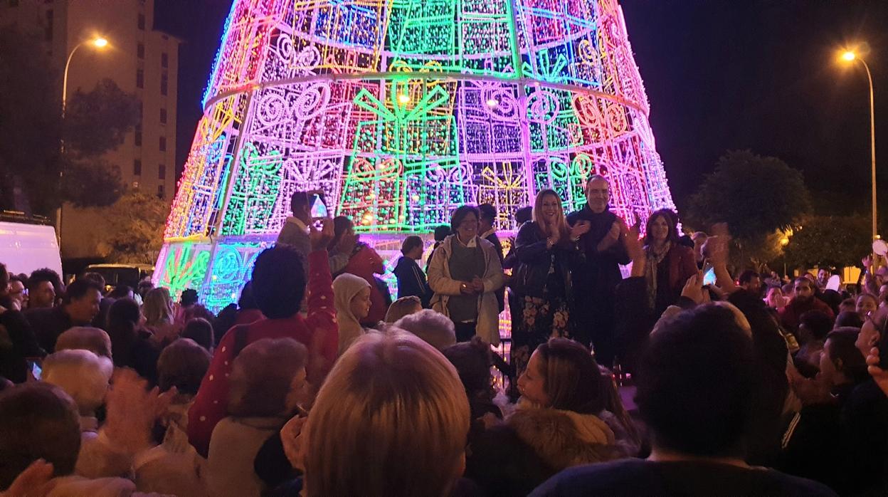 Árbol gigante instalado en la Glorieta Párroco Gabriel Ramos, en el Polígono Sur