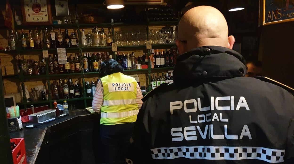 La Policía Local de Sevilla ha clausurado 18 bares del Centro de Sevilla por permitir el consumo en la vía pública y ocupar las aceras