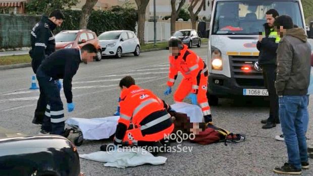 Un joven herido grave tras ser arrollado mientras cruzaba un paso de peatones en Sevilla