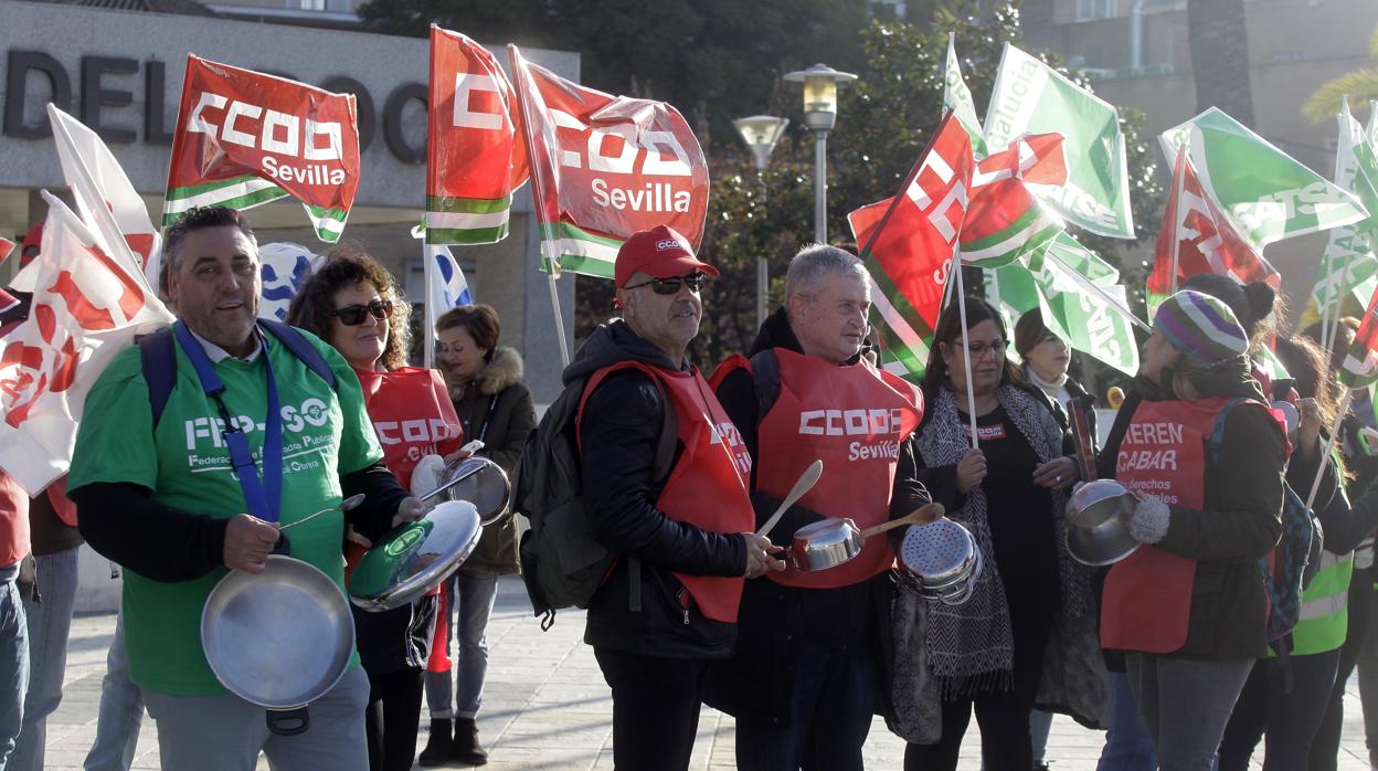 La «cacerolada» de protesta partió del Hospital Virgen del Rocío y acabó en la Delegación de Salud