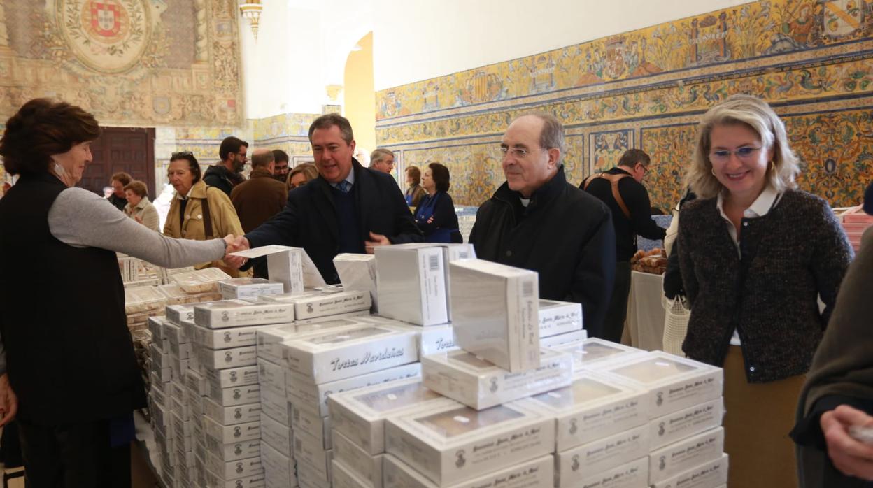 El alcalde de Sevilla y el arzobispo esta mañana en la inauguración de la muestra