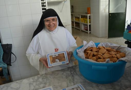 Una hermana Mercedaria de Osuna con una caja de dulces