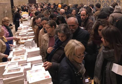 Visitantes comprando dulces durante la muestra del pasado año