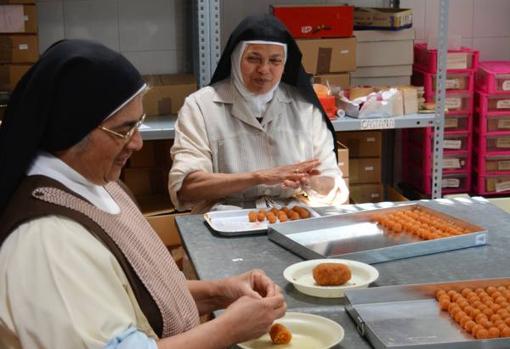 Hermanas del convento de Santa Paula elaborando dulces