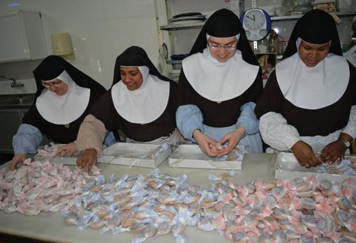 Hermanas Clarisas de Estepa envolviendo matecados